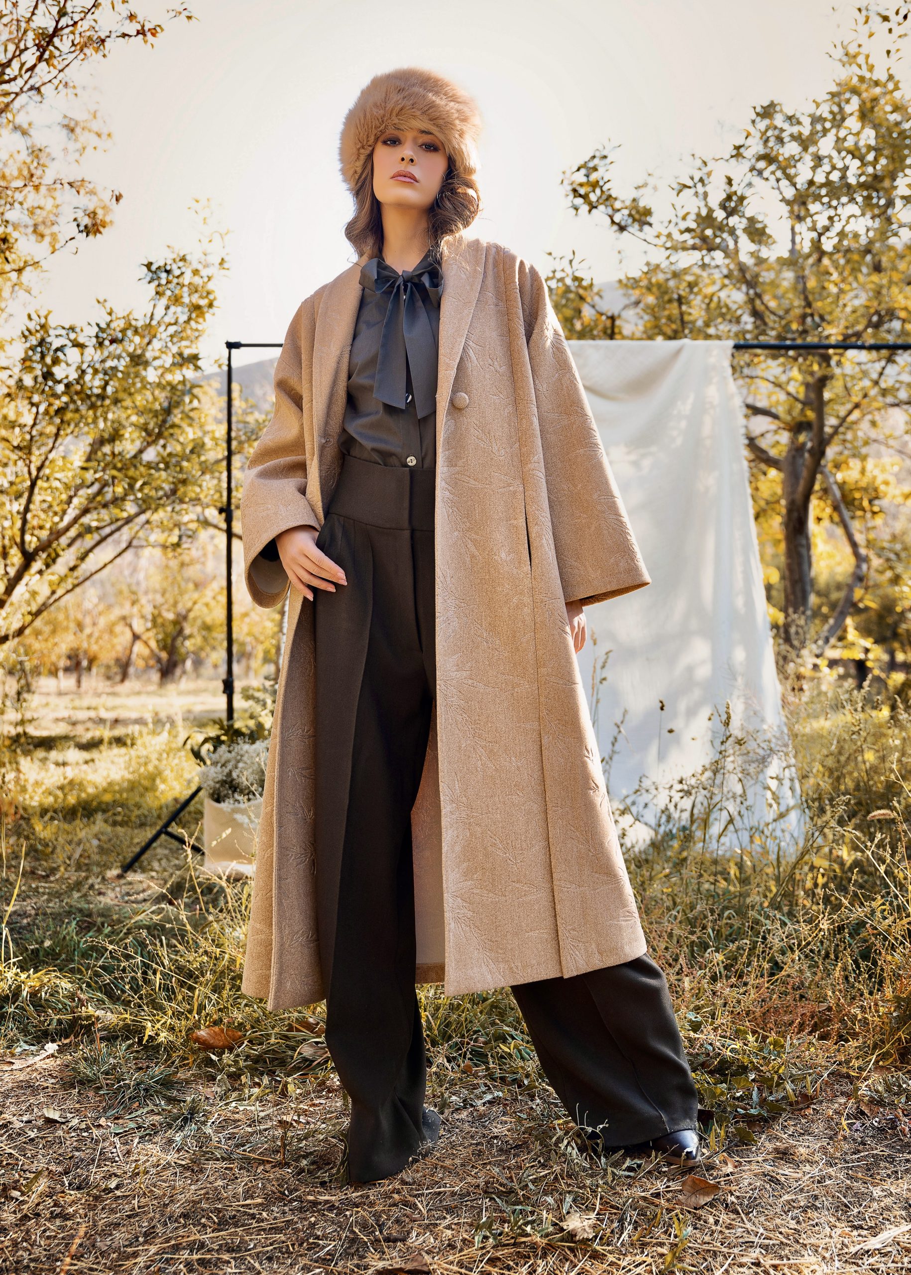 پالتوی بلند زنانه بژ مناسب پاییز و زمستان، فرم آزاد و شیک، برند مهین بانو.